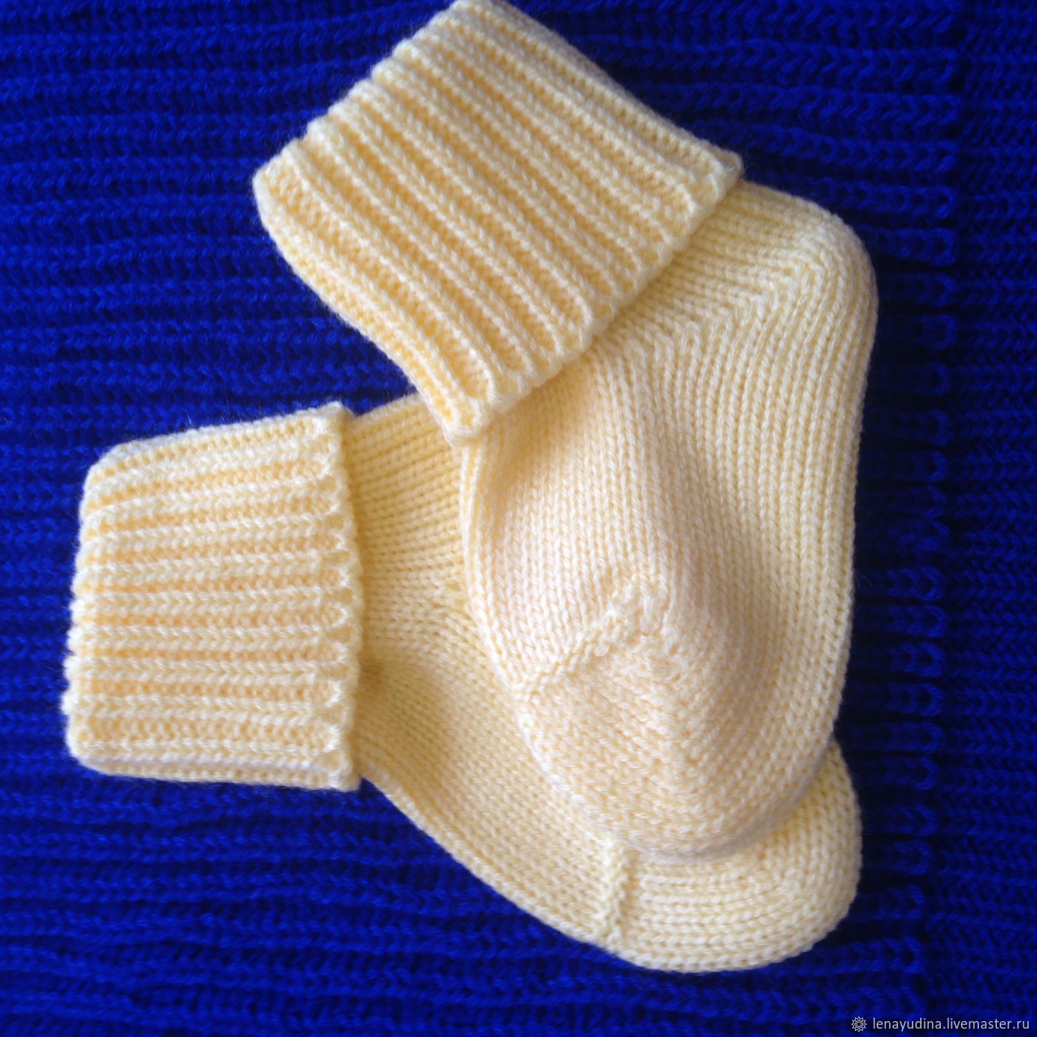 Носочки для новорожденных для начинающих. Детские носки спицами для новорожденных. Носочки для новорожденных спицами. Носки для новорожденного спицами. Грудничок носки вязаные.