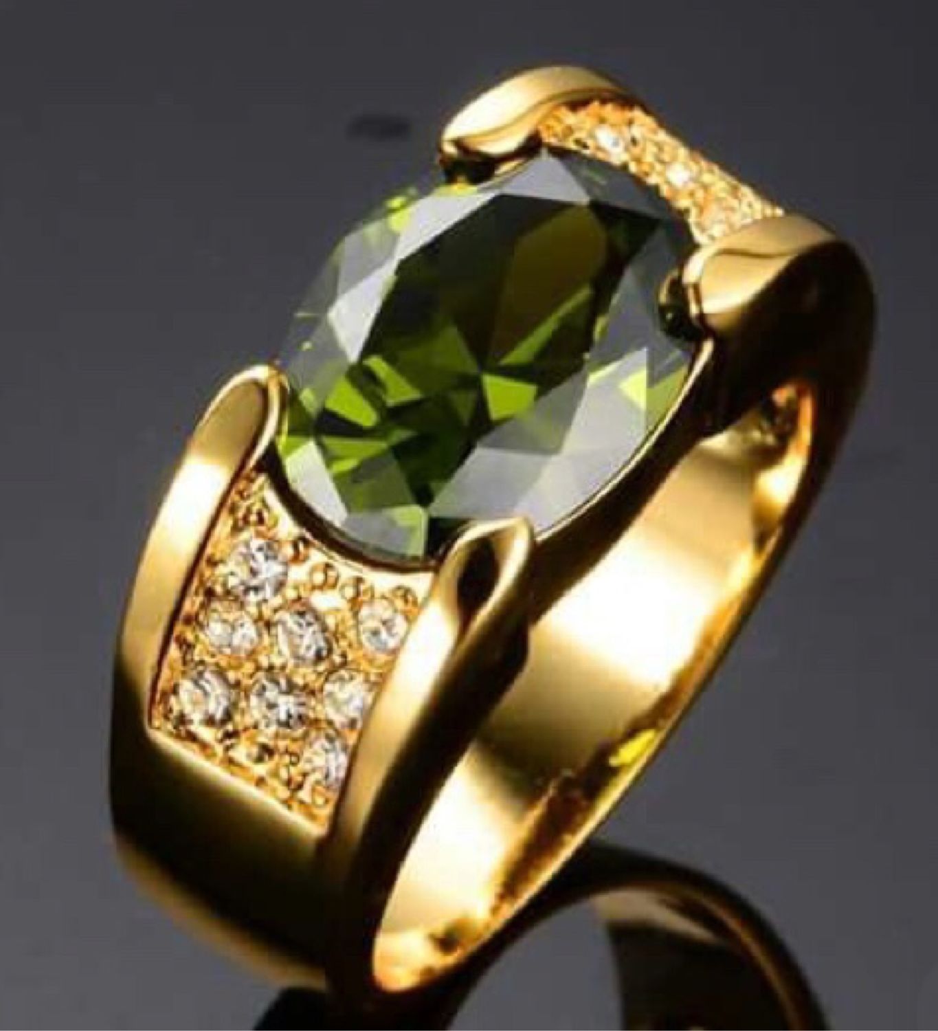 Мужские ювелирные кольца. Золотое кольцо с хризобериллом. Золотые украшения. Перстень мужской. Мужской перстень с хризолитом.