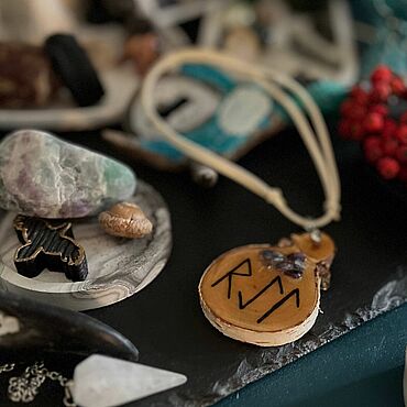 человек выбирает амулет на ярмарке