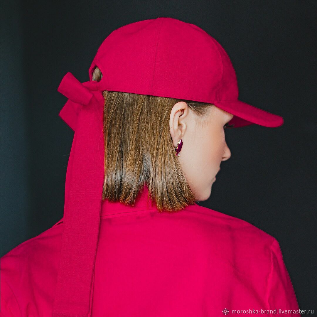 Красная кепка женская