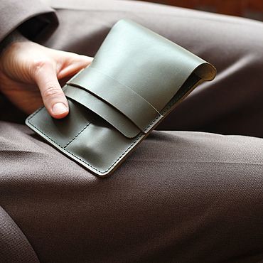 Украшения ручной работы. Ярмарка Мастеров - ручная работа Чехол/футляр/холдер для часов из натуральной кожи. Handmade.