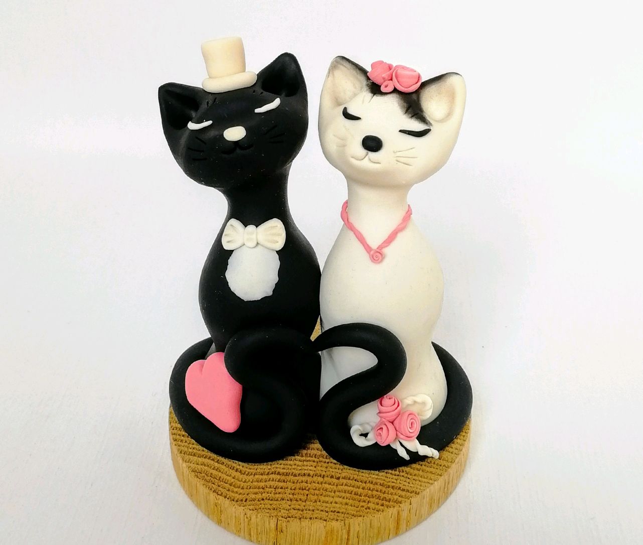 Свадебный торт с фигурками кошек