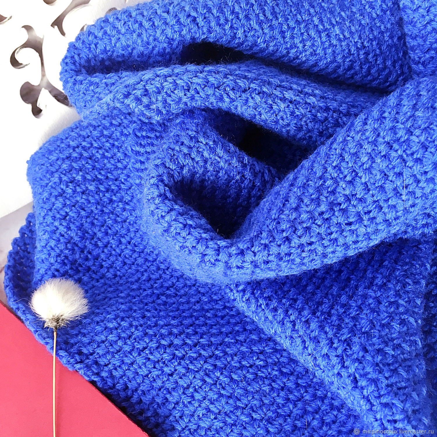 вязаный синий шарф