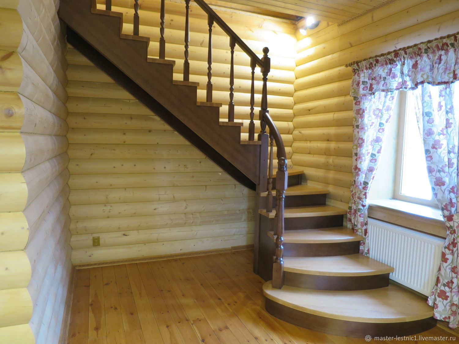 Лестница двухцветная деревянная