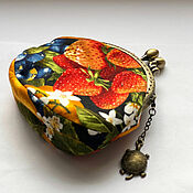 Сумки и аксессуары handmade. Livemaster - original item Strawberry - Purse on the clasp. Handmade.