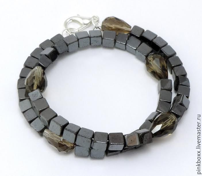 браслеты из камней. браслет с квадратными бусинами. браслет изумруд. самоцветы граненые. браслет квадратный камней.