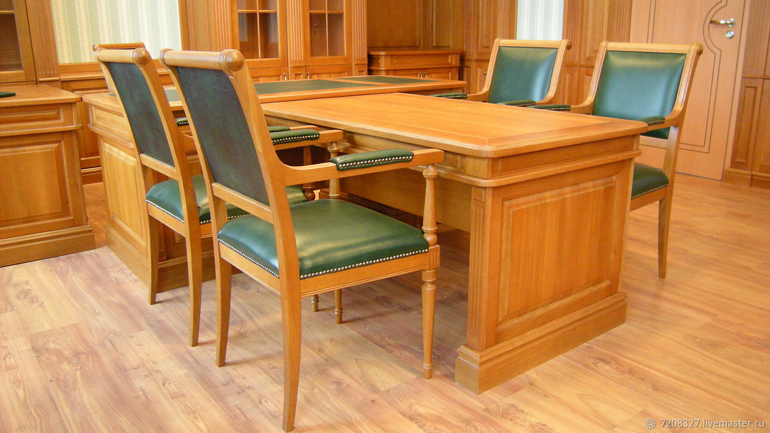 Республика заказать столик. Письменный стол из массива дерева. Стол в кабинет из массива. Мебель для кабинета из массива дерева. Деревянный стол в кабинет.