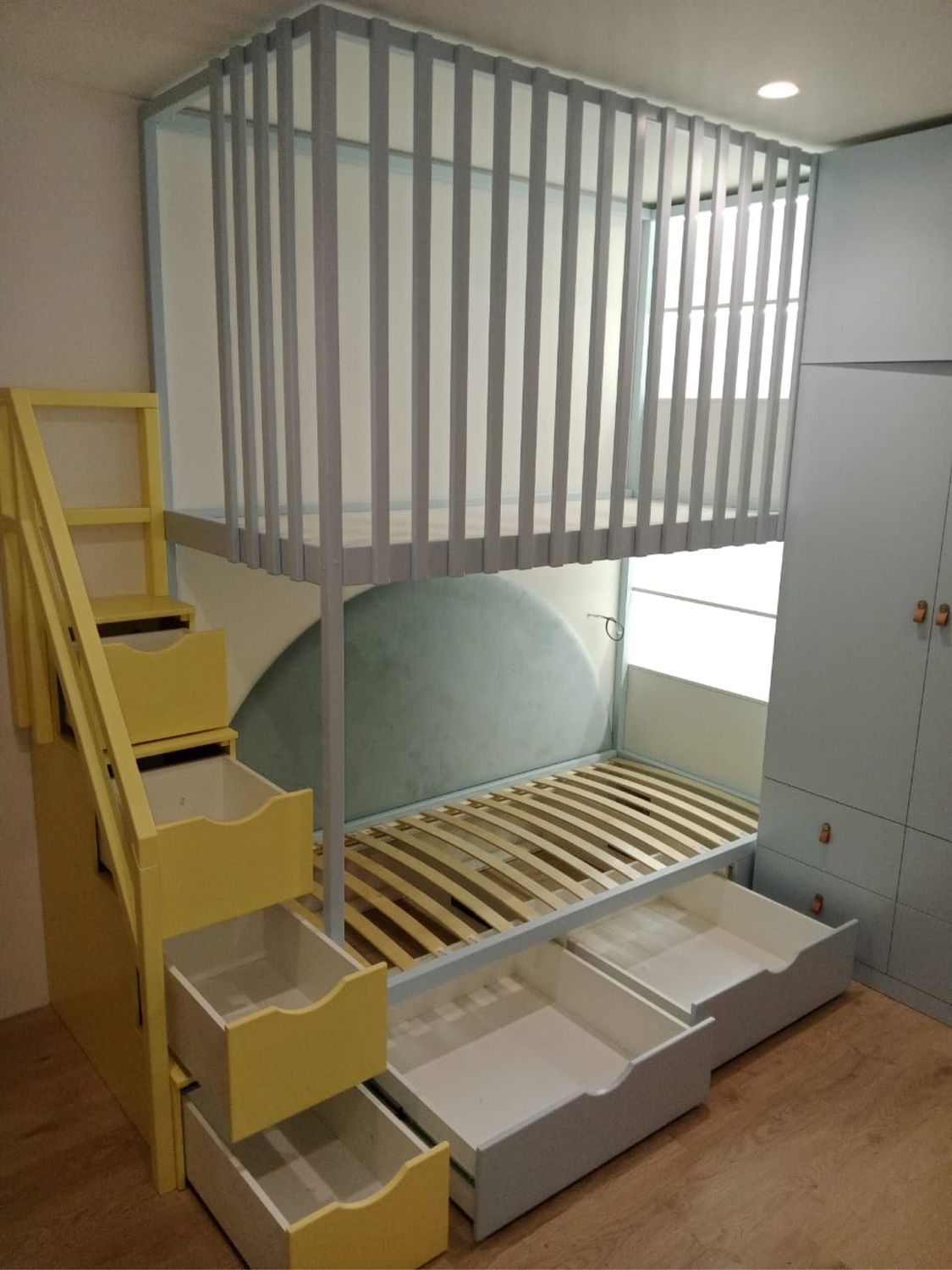 Детский стол с регулировкой высоты