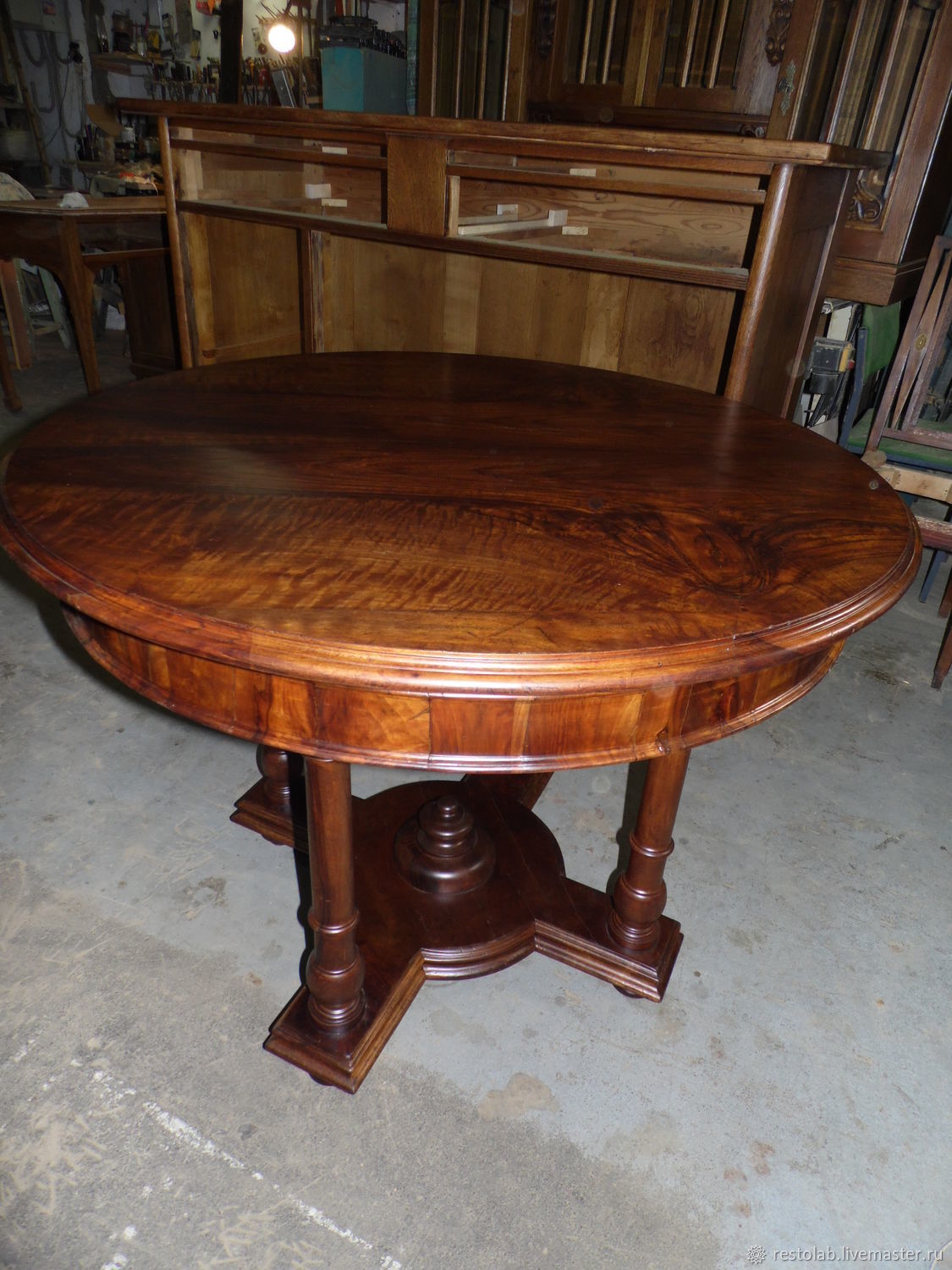 Реставрация старого круглого стола из дерева
