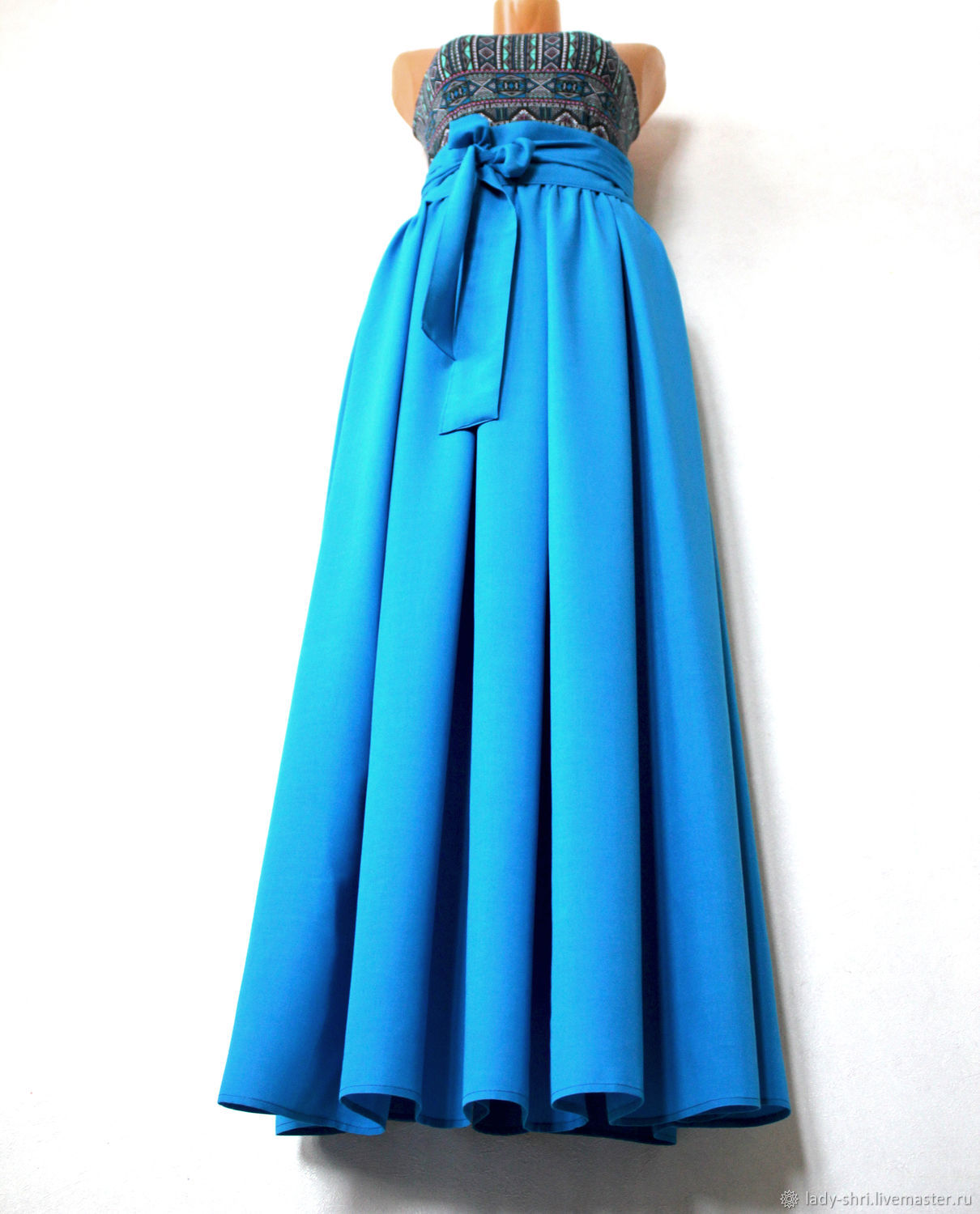 длинная голубая юбка