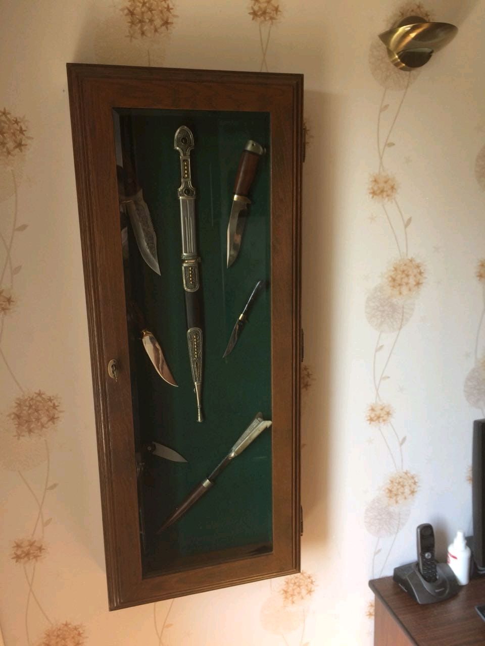 шкаф витрина для коллекции ножей