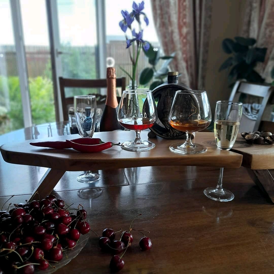 Столик под вино и бокалы из дерева