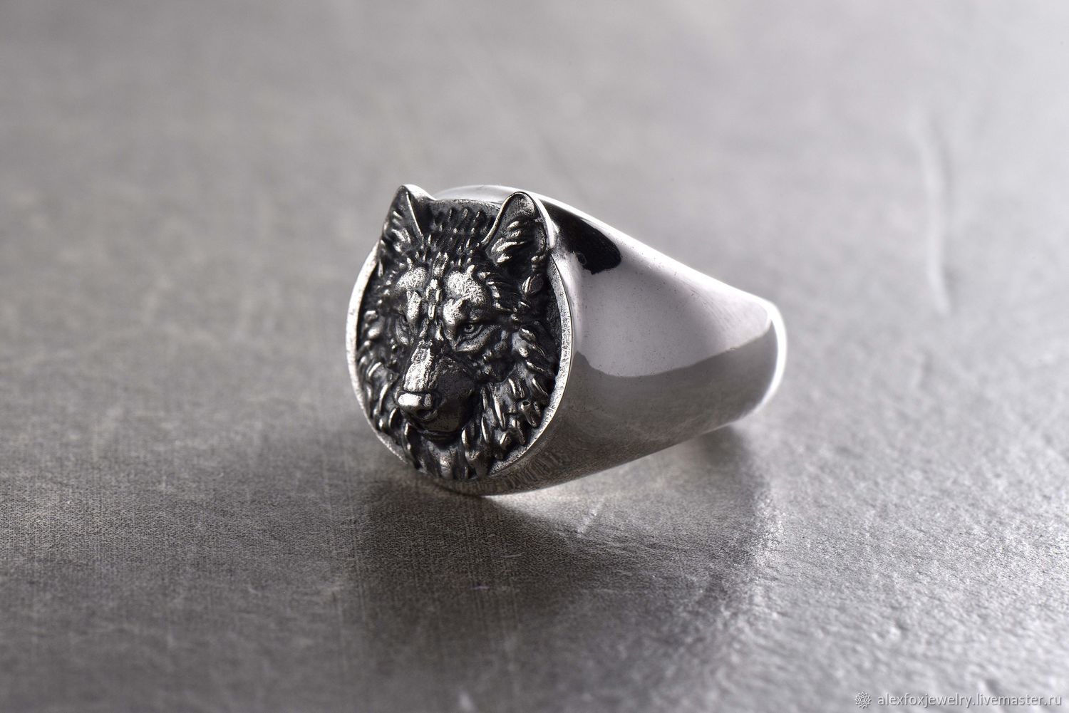 Мужской серебряный перстень волк