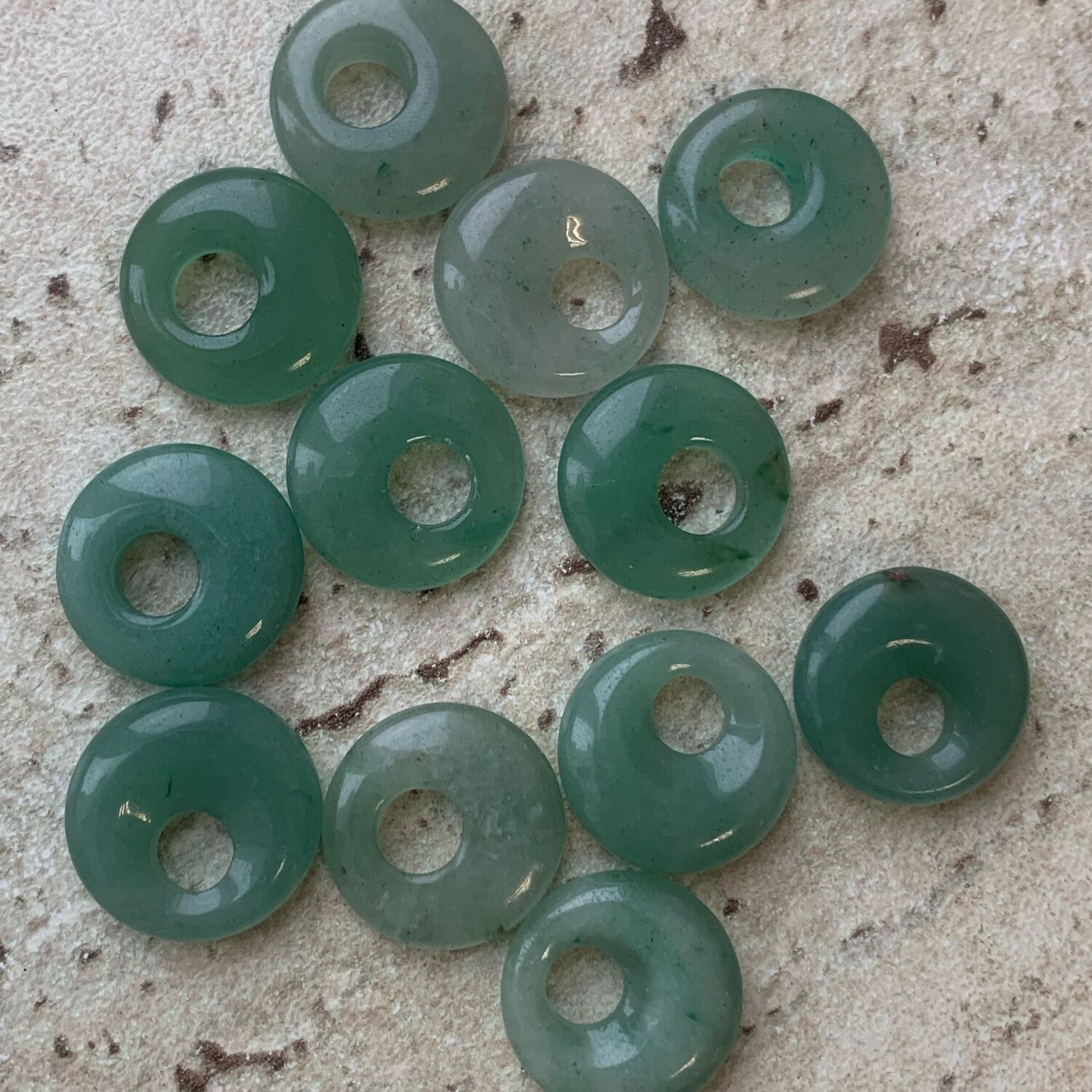 Камни бублик. Камни бублики. Камни бублики. Бублик из камня подвеска. Каменные пончики из индонезии.