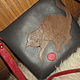 Кожаная сумка на плечо "Кошка" цвет серый, коричневый, красный. Классическая сумка. Елена (Elenaskin). Интернет-магазин Ярмарка Мастеров.  Фото №2