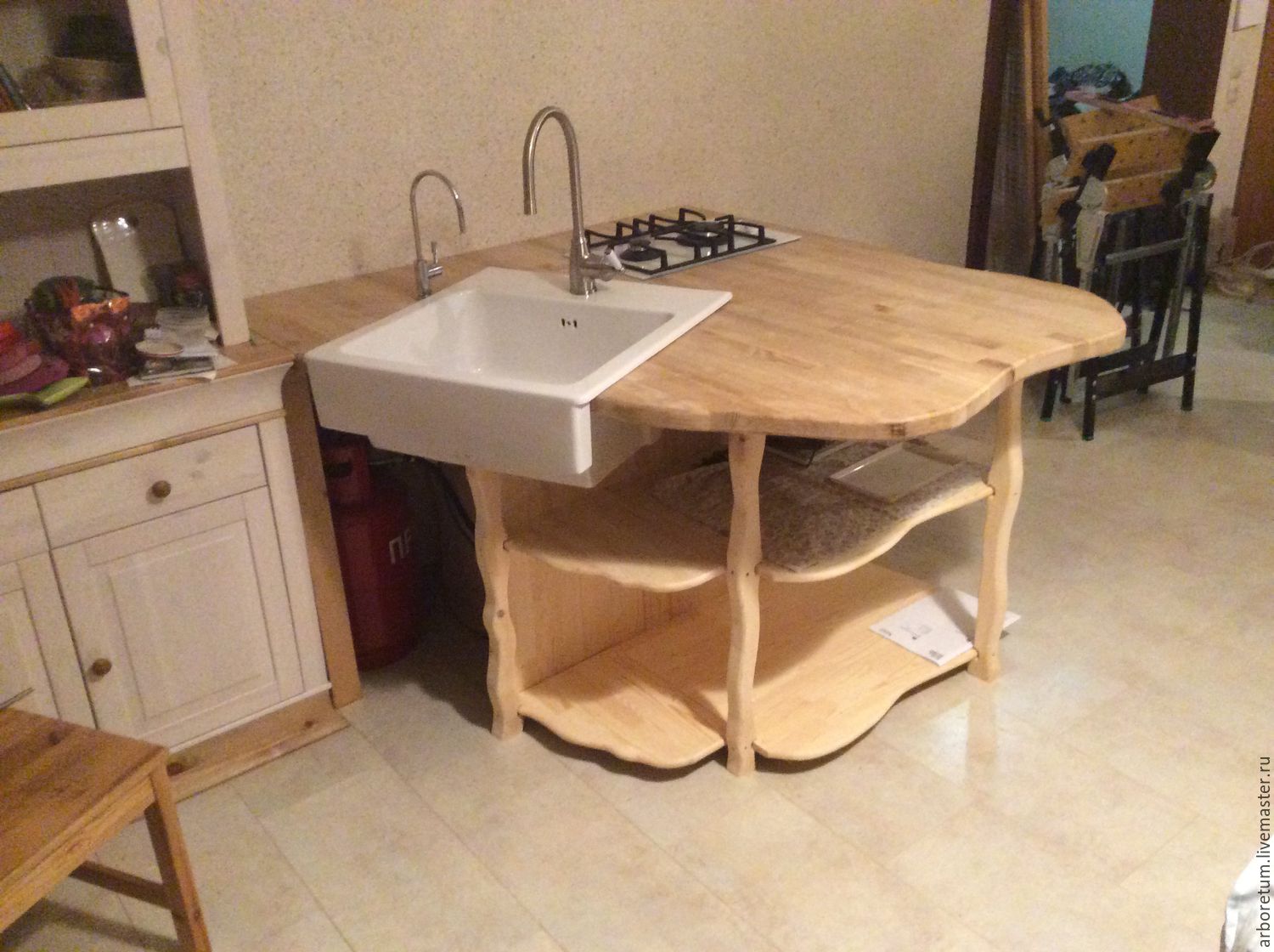 Кухонный стол на одной опоре для маленькой кухни