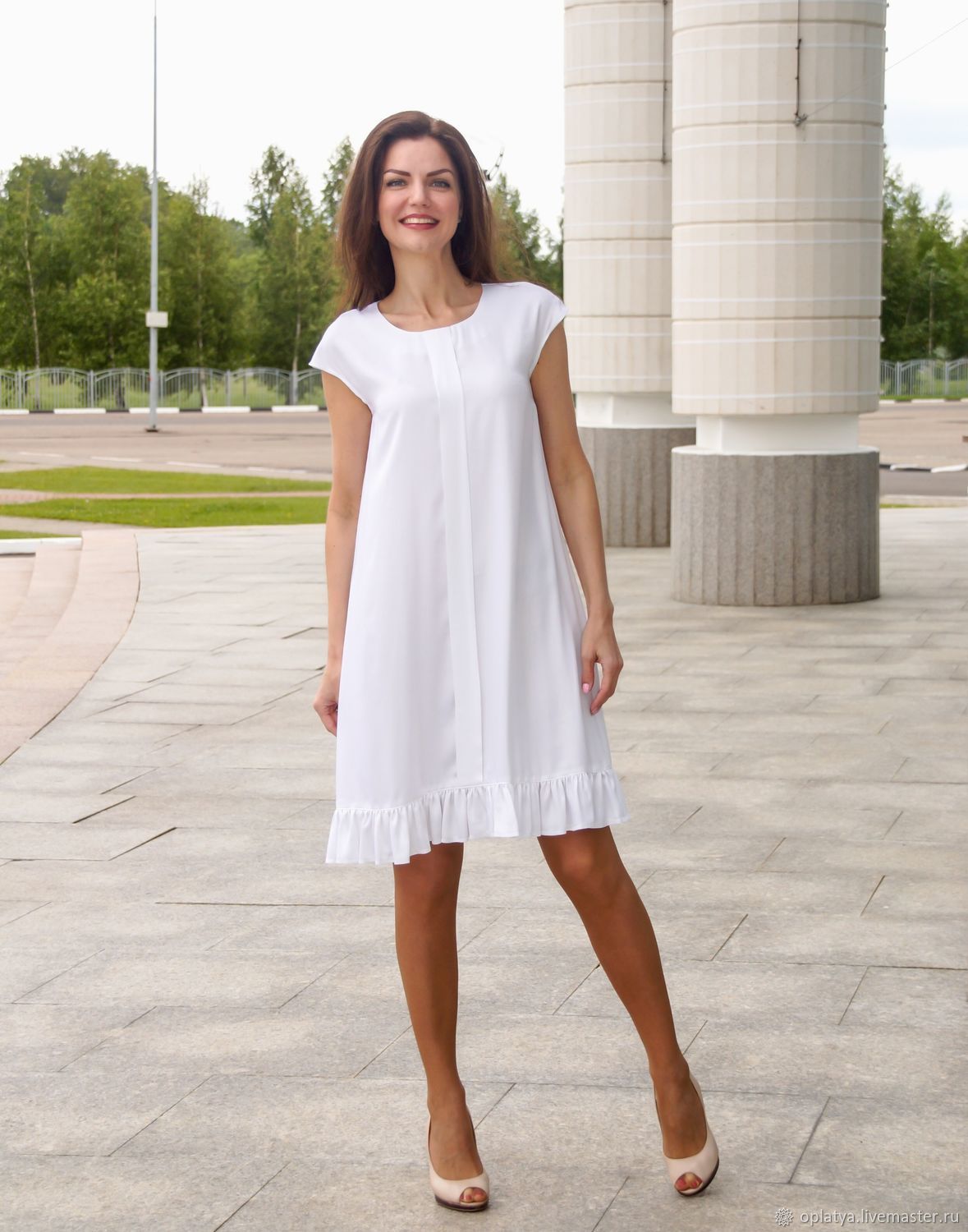 Стильное белое летнее платье