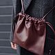 Кожаная сумка кисет баклажаново-бордового цвета. Сумка через плечо. AUGUST BAGS. Интернет-магазин Ярмарка Мастеров.  Фото №2