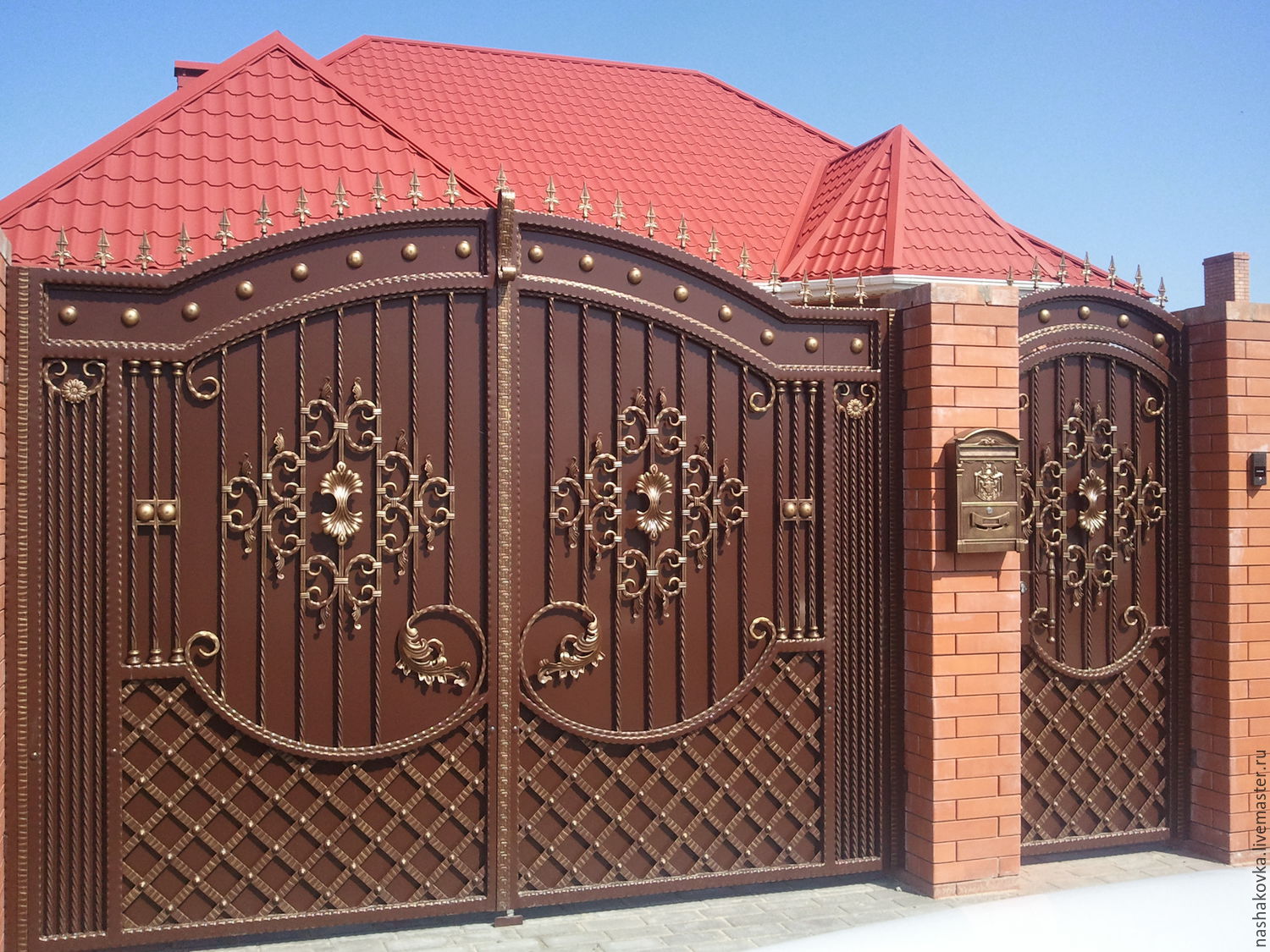 Купить ворота омске. Кованые ворота. Ворота с калиткой. Красивые железные ворота. Красивые заборы и ворота.