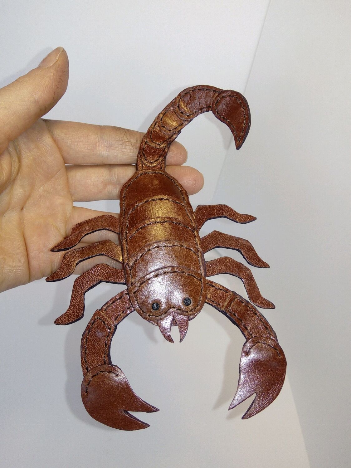 скорпион из кожи брелок - подвеска