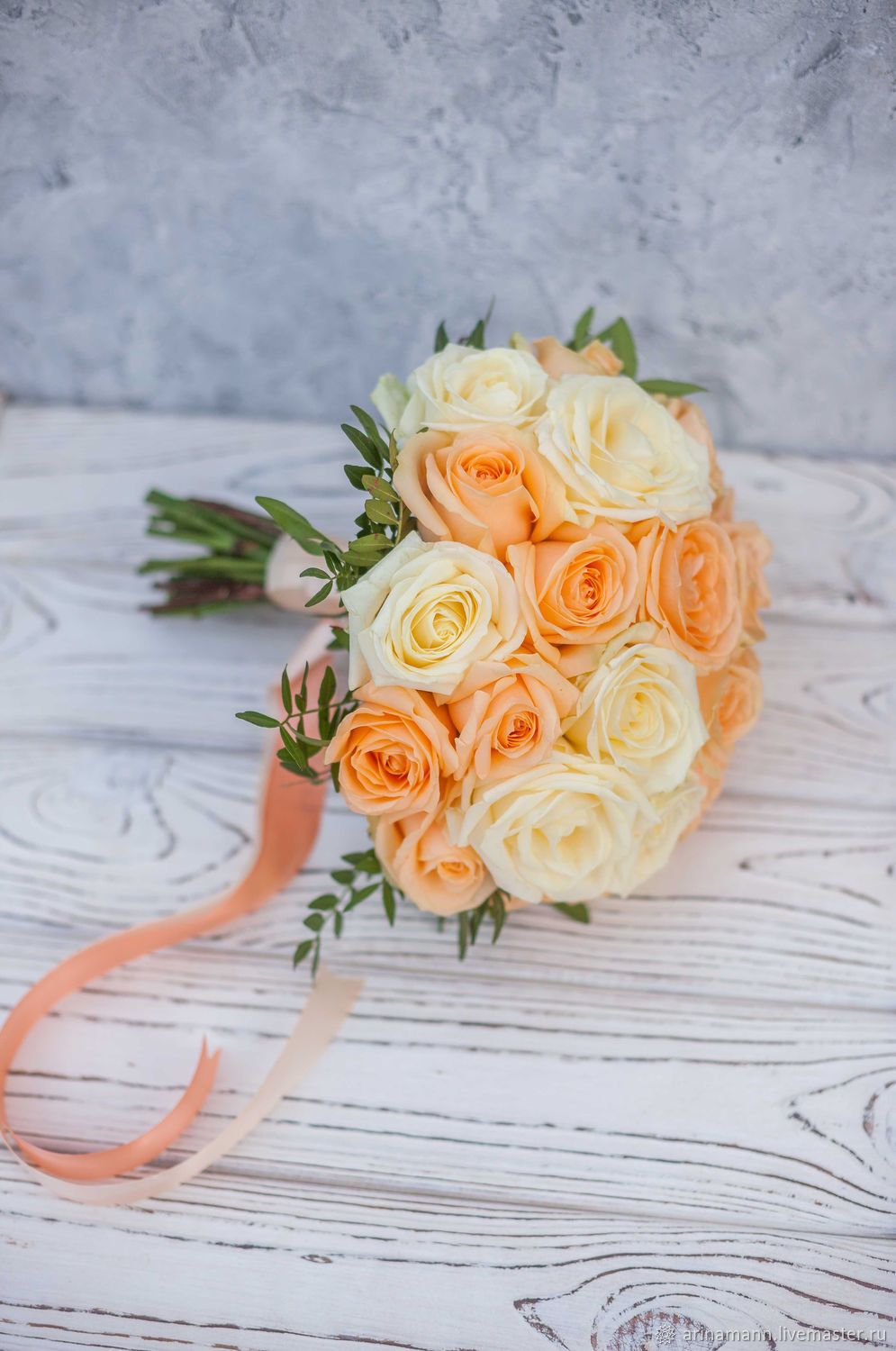 Свадебный букет с персиковыми розами