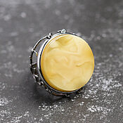 Янтарь. Кольцо с кремово-молочным янтарем. Серебро 925