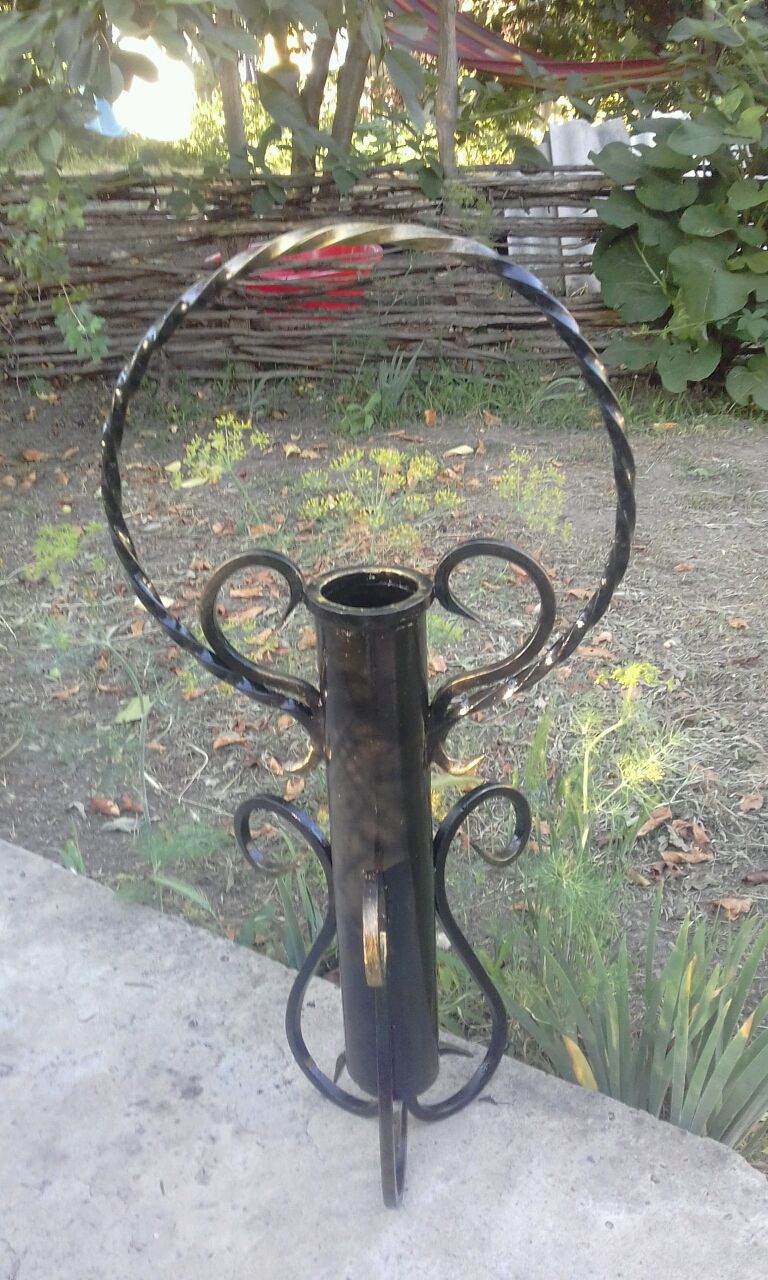 Фото вазы из металла на кладбище