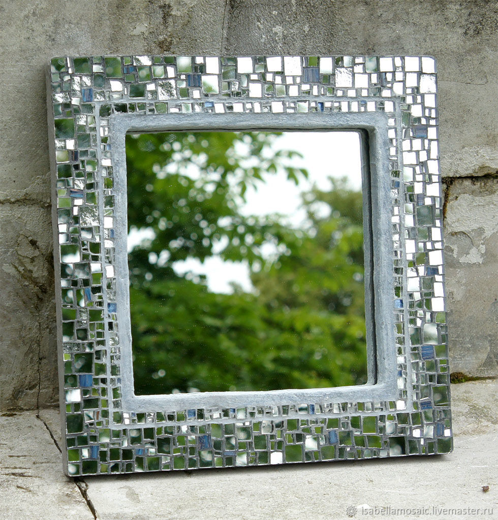 Круглая рамка для зеркала с мозаикой.