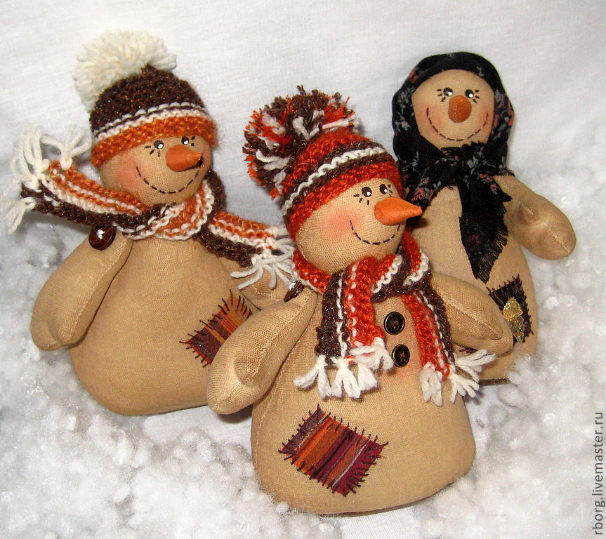 Кукла снеговик. Девочка снеговик кукла. Снеговик на длинных ногах. Текстильный снеговик. Куклы ольги скоповой.