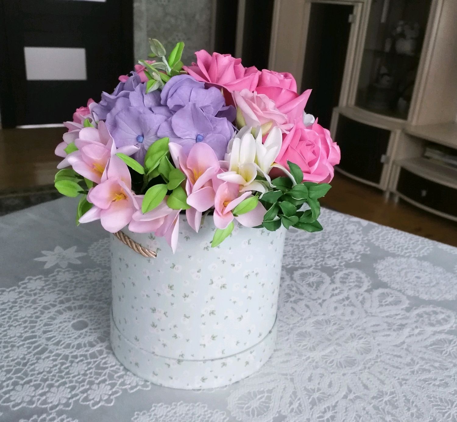 Цветы из фоамирана в шляпной коробке