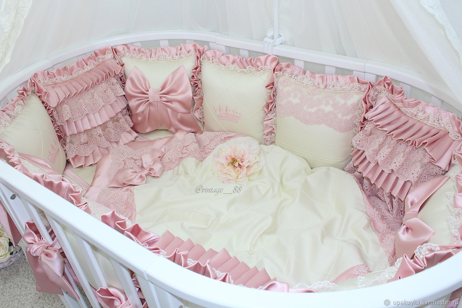 Комплект в кроватку для новорожденных с бортиками для девочки