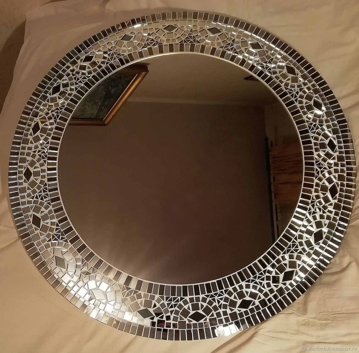 Круглое зеркало со шкафом