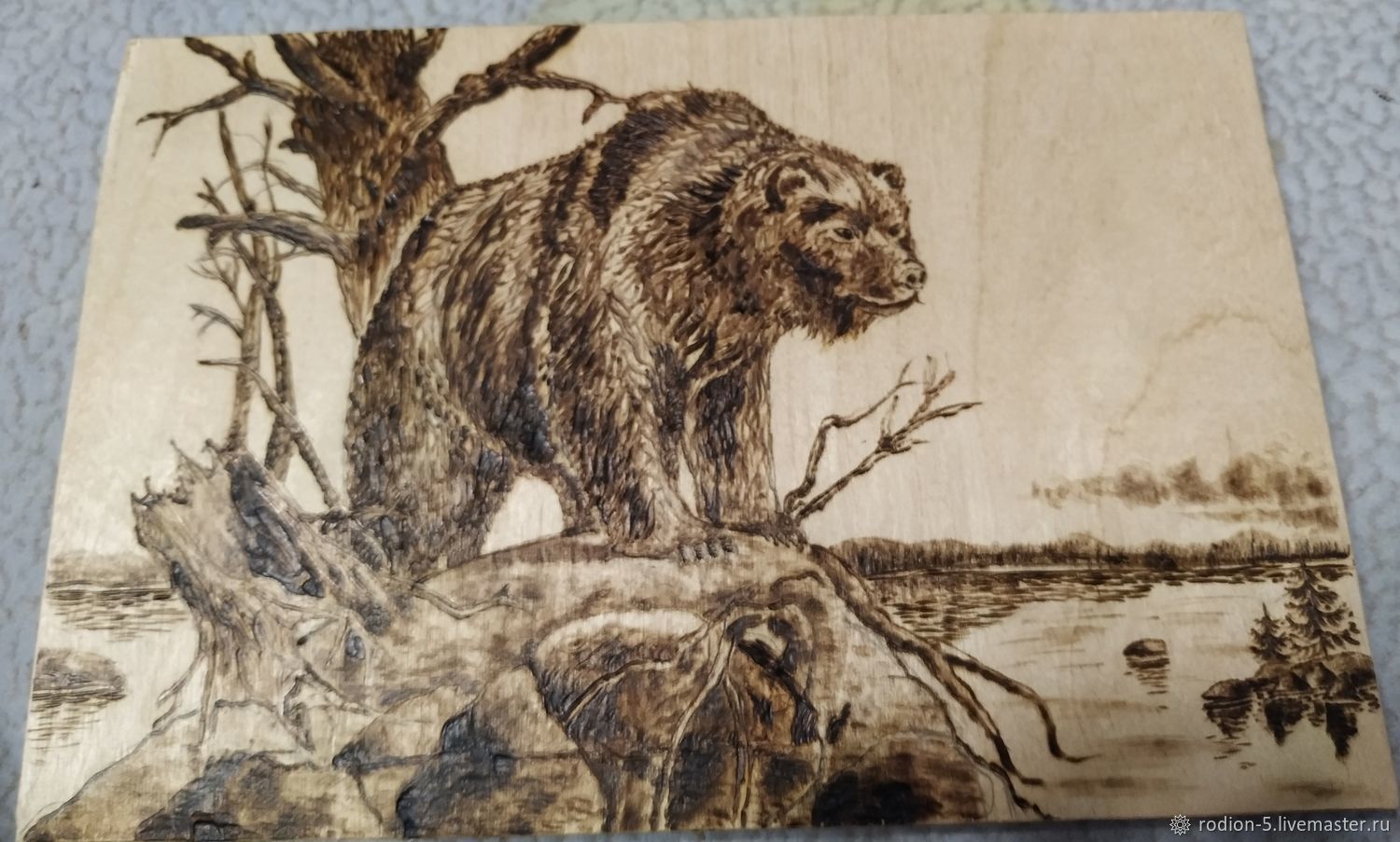 Панно медведь на озере