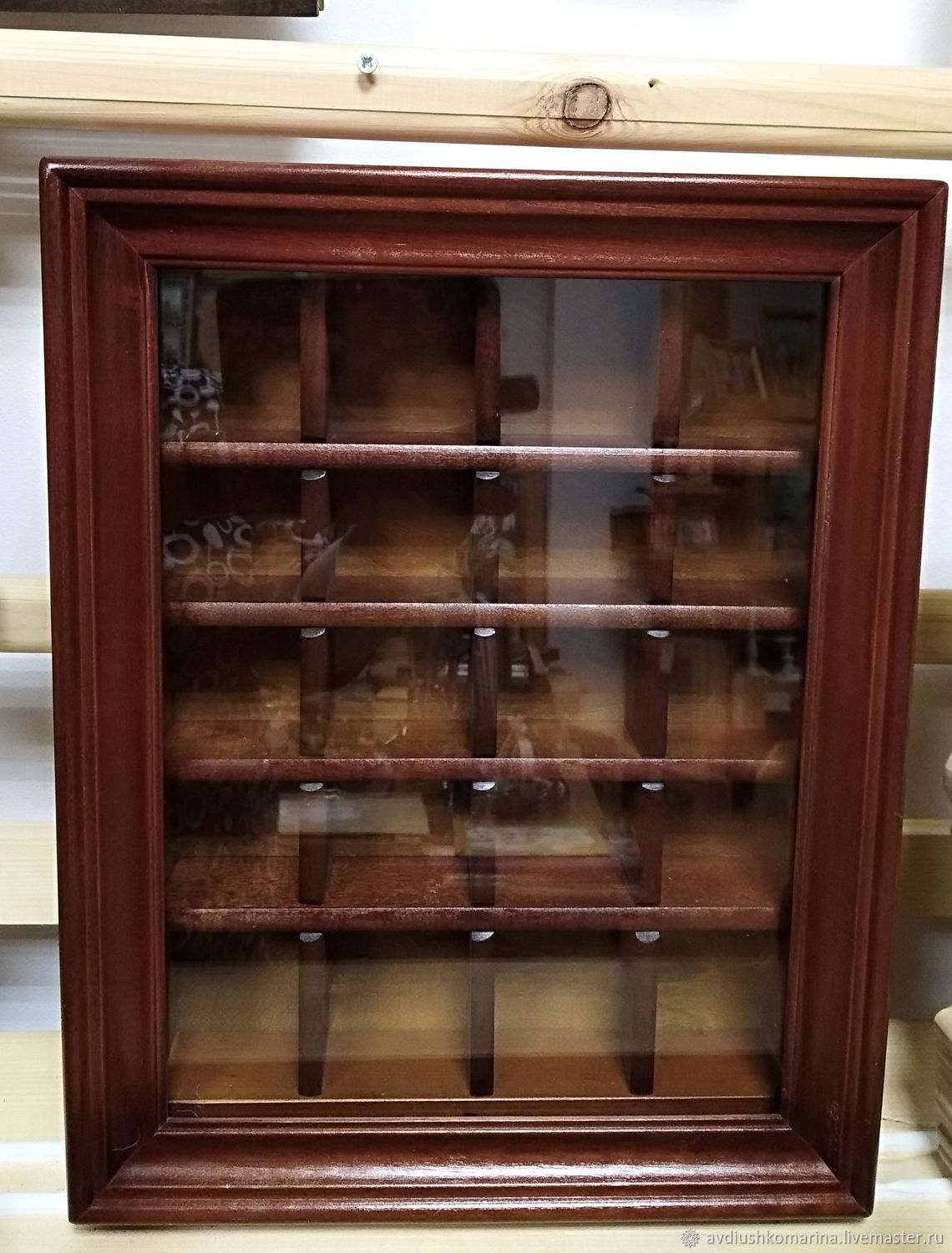 стеклянный шкаф для коллекции