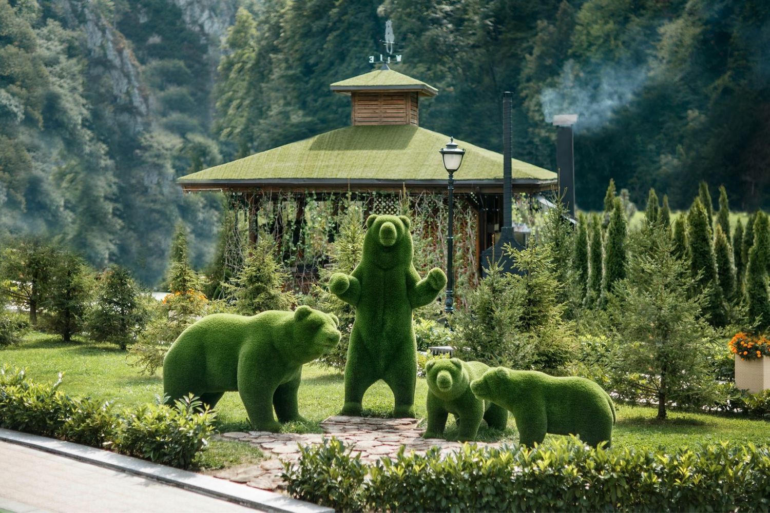 Скульптура медведя из пластика и газона. Топиарий. Садовая фигура