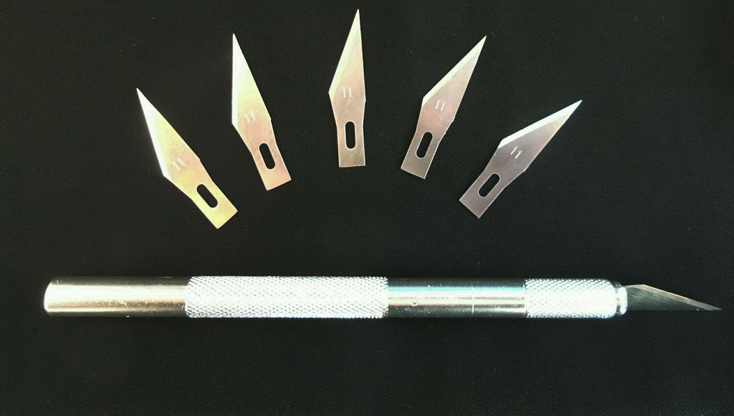Нож скальпель лезвия. Нож макетный Lom, металлическая ручка, 6 лезвий 4050920. Нож макетный с 6 лезвиями 10482. Нож макетный 18 мм NT Cutter. Скальпель с набором лезвий RELIFE RL-101b.