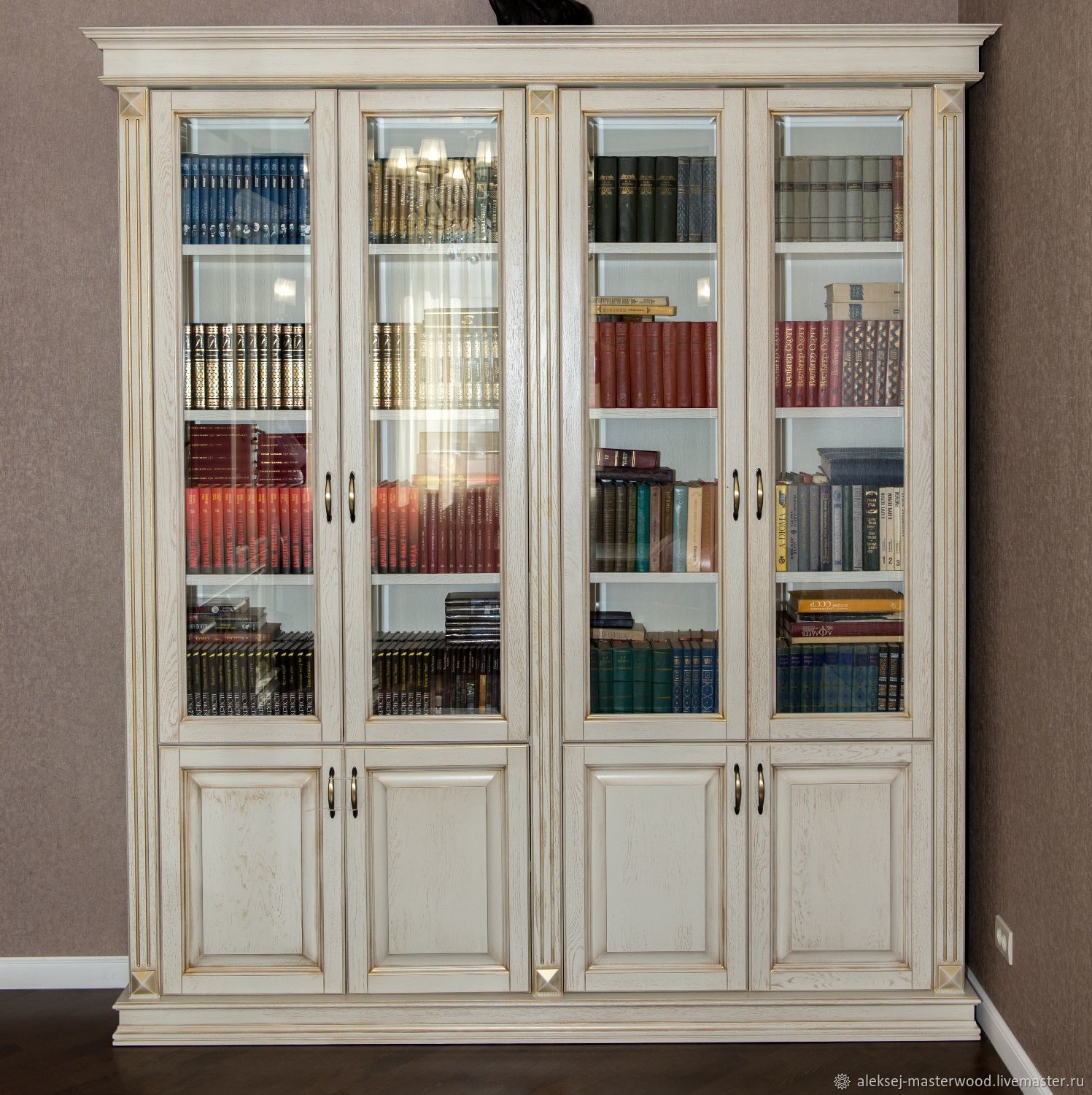 Книжный шкаф в стиле барокко