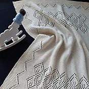 Работы для детей, ручной работы. Ярмарка Мастеров - ручная работа mantas para los niños: Manta de bebé de punto de lana Merino en la cuna. Handmade.