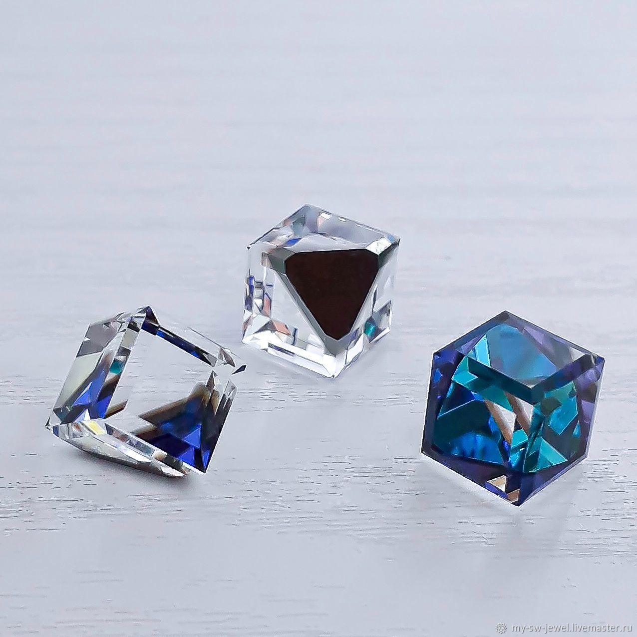 Blue cube. Сваровски Bermuda Blue. Сваровски куб Bermuda. Swarovski Crystal Bermuda Blue. Кристаллы Сваровски куб 4841 8 мм цвет Crystal (001) ab cal vz aehybnehf.