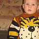 На этом фото Девочке 9 месяцев. Костюмчик немного великоват, но это легко исправить - стоит лишь чуть -чуть подогнуть манжеты