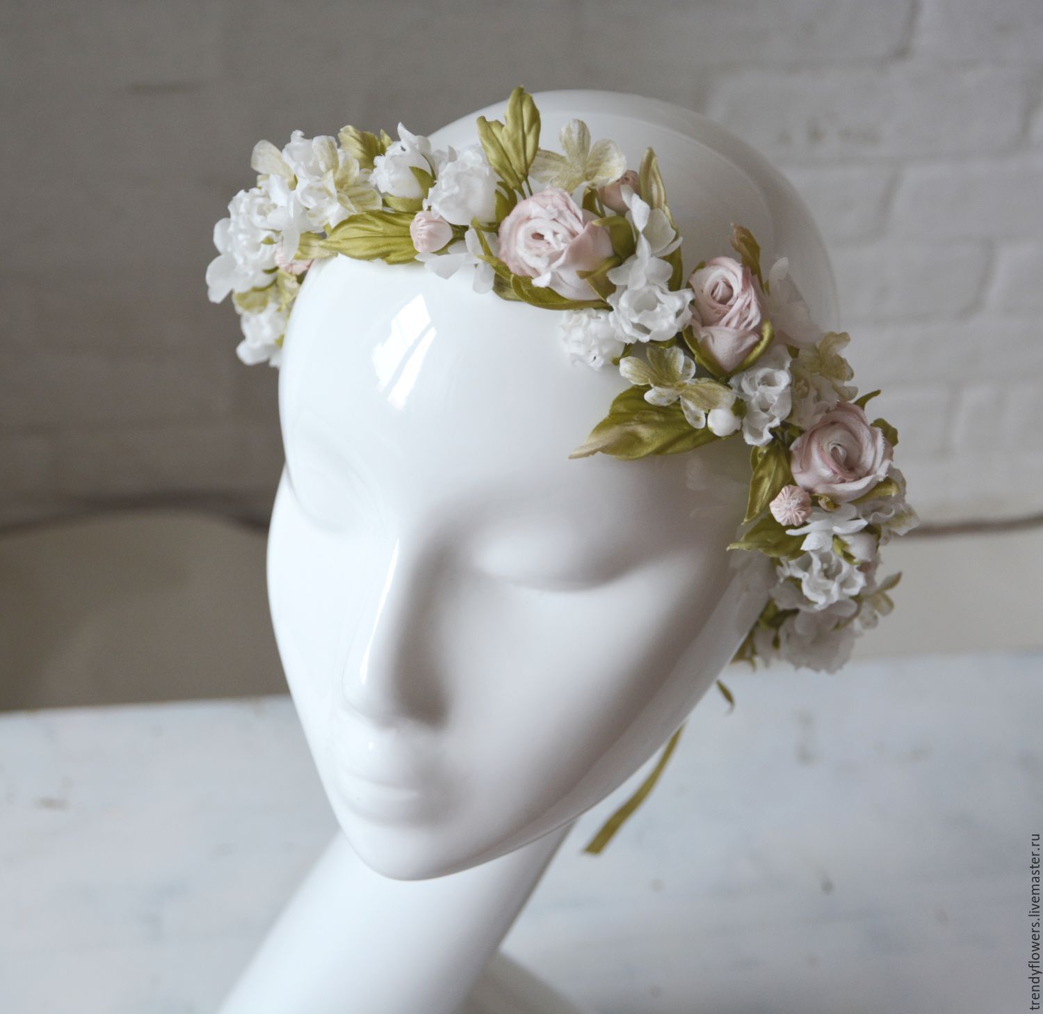 Венок на голову из роз Невеста. Цветы из шелка в интернет-магазине ЯрмаркаМастеров по цене 12000 ₽ – 9MGH3RU