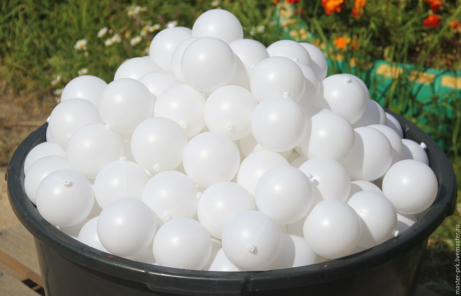 Купить шарик цена. Пластиковые шары. Белые пластиковые шарики. Полиэтиленовые шарики. Пластиковые шары для декорирования.