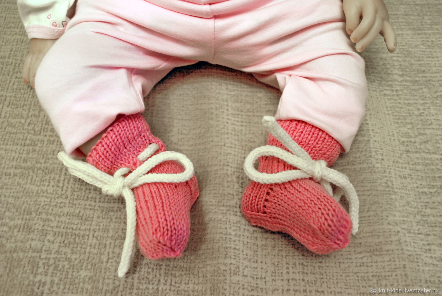 Носочках ребенок связать. Вязаные носочки для новорожденного. Носочки для новорожденных спицами. Носки для новорожденных спицами. Шерстяные носочки для новорожденных.
