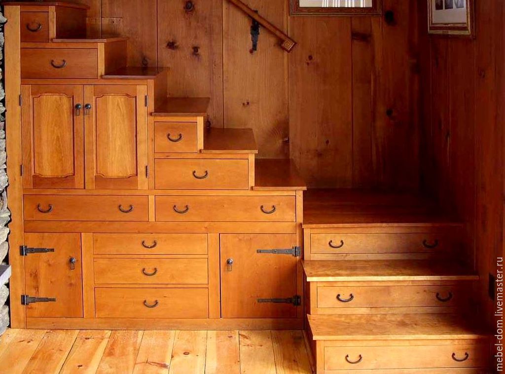 Шкаф встроенный в лестницу