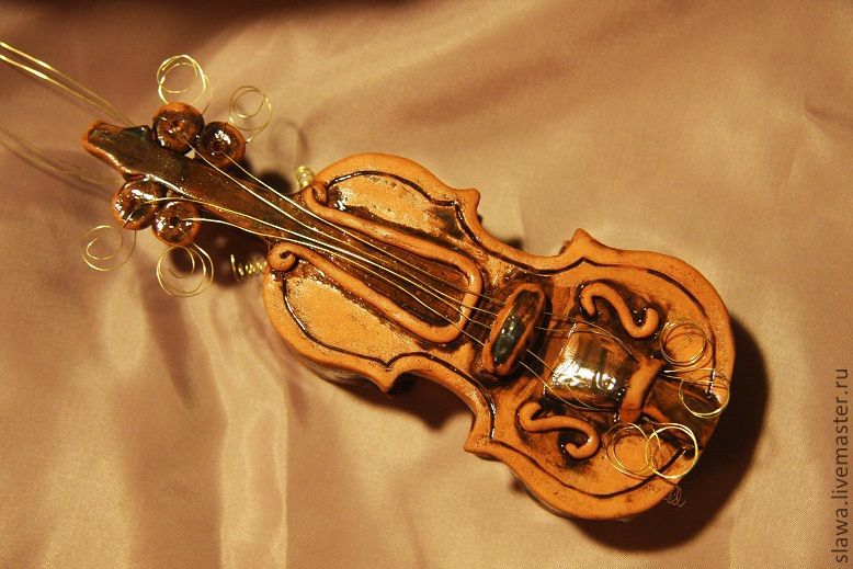 Виды скрипичных. Скрипка инструмент. Музыкальный инструмент в виде скрипки. Скрипка украшение. Старинные музыкальные инструменты.