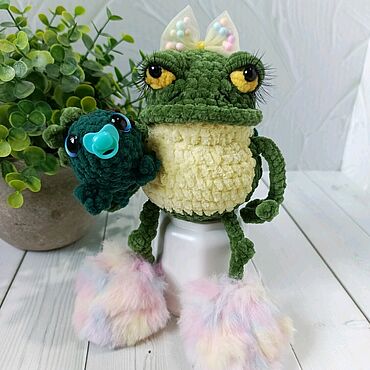 Куклы и игрушки ручной работы. Ярмарка Мастеров - ручная работа Лягушка с головастиком игрушка вязаная. Handmade.