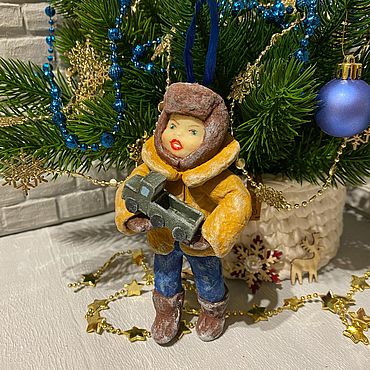 Сувениры и подарки ручной работы. Ярмарка Мастеров - ручная работа Ёлочная игрушка из ваты ручной работы «Мальчик с машинкой». Handmade.