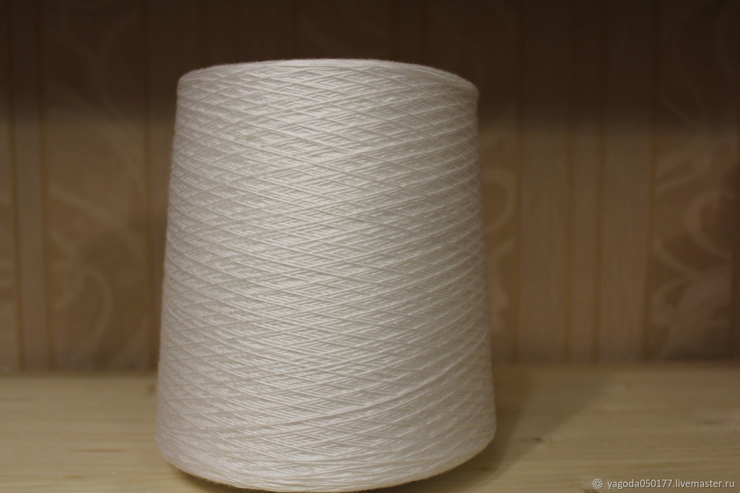 В магазине продается пряжа в бобинах. Бобинная пряжа италия. Пряжа в ассортименте. Нитки в больших бобинах. Бобинная пряжа kent.