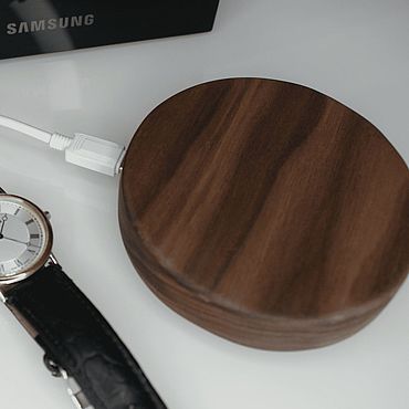 беспроводная зарядка из дерева на рабочем столе