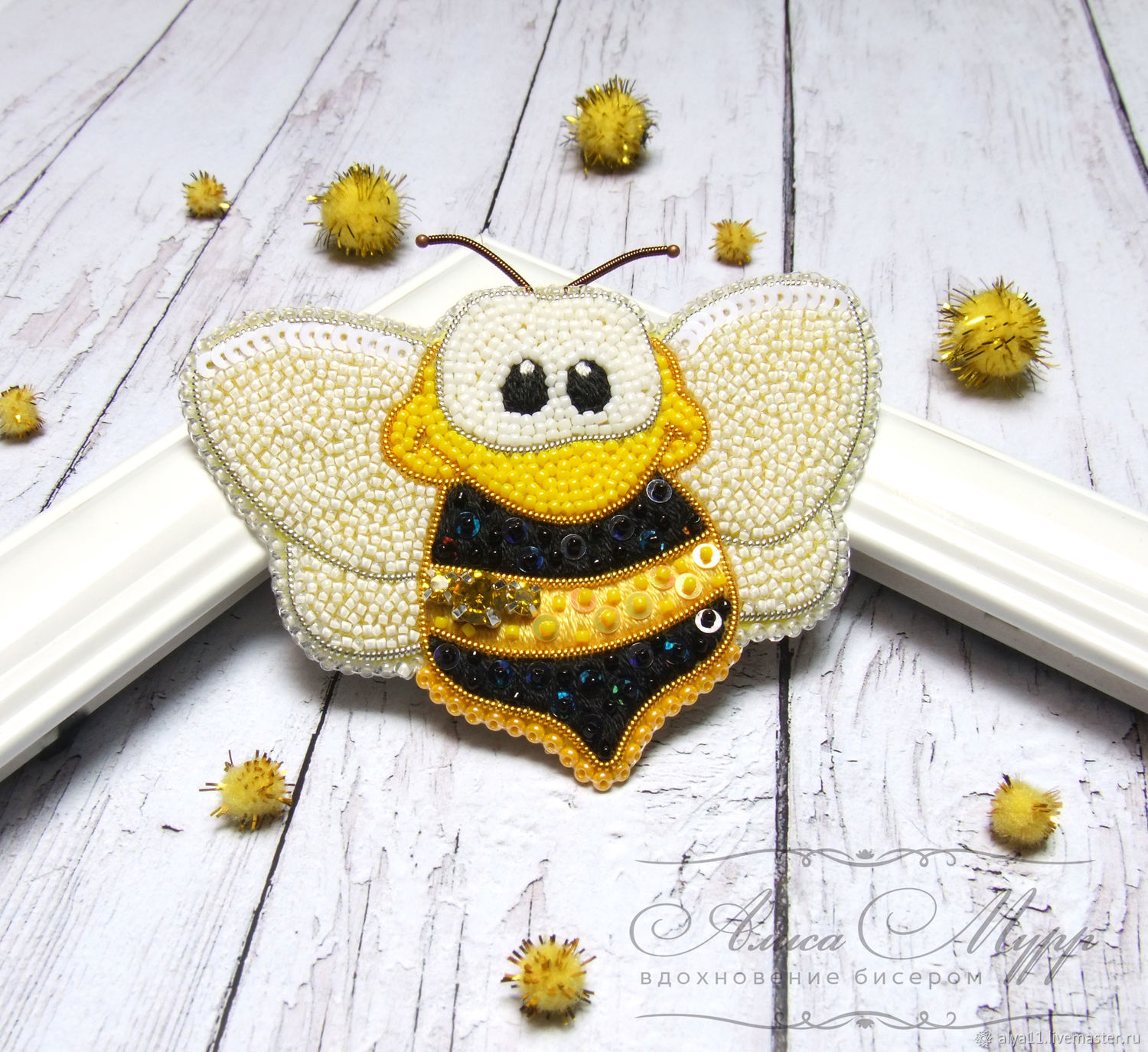 Вышивка бисером: брошь-пчела